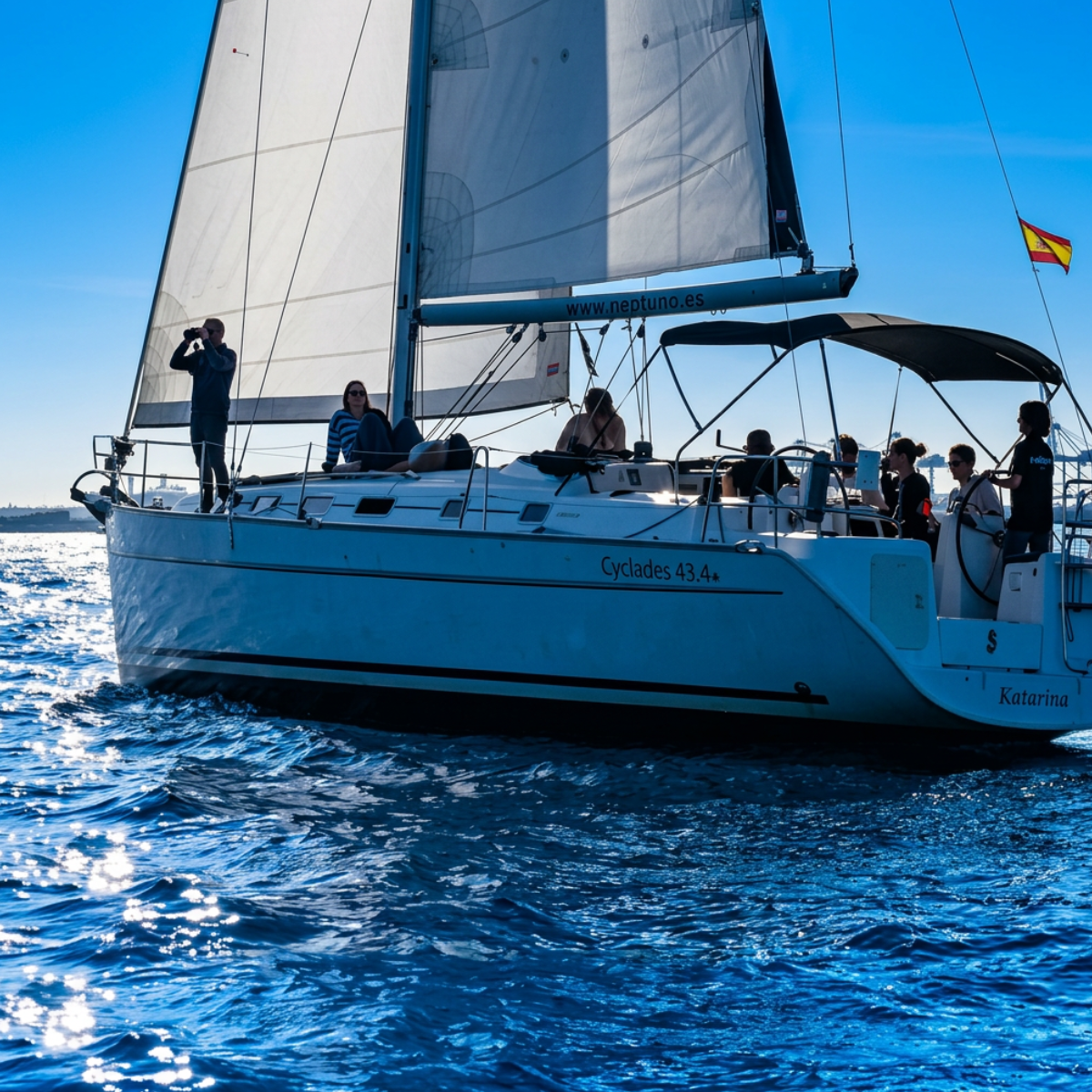 Paseo en Velero por Barcelona con Cava & snacks| CataVins On Board