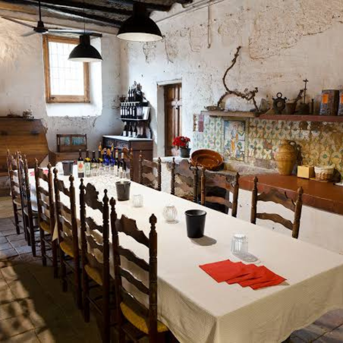 Barcelona | Visita la única bodega urbana en una masía del siglo XVI